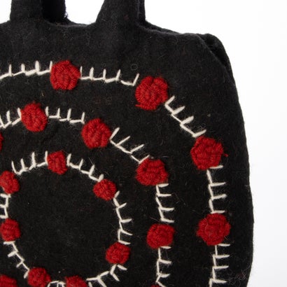 サークルドット刺繍卵型フェルトバッグ （ブラック）｜詳細画像