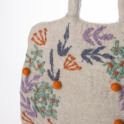 小花リース刺繍卵型フェルトバッグ （ブルー）｜詳細画像
