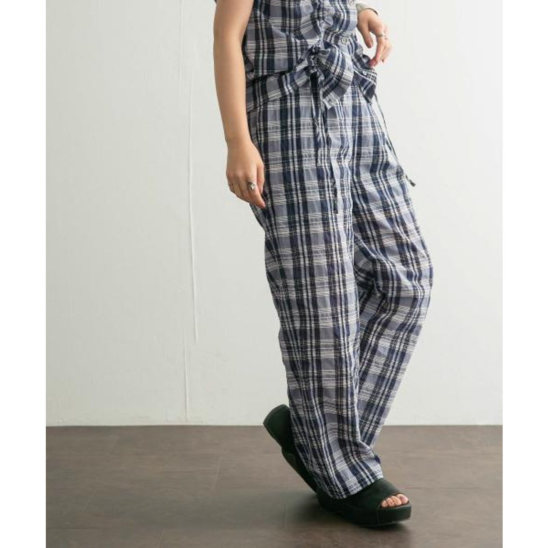 ケービーエフ KBF フロントタックシアーチェックパンツ （NAVY