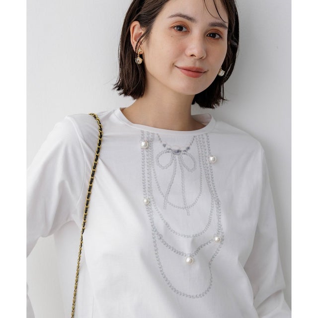 【WEB限定】トロンプルイユ パールネックレス 長袖Tシャツ （ホワイト系）