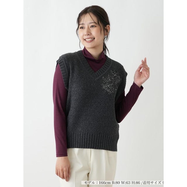 刺繍Vネックニットベスト【CORSINI & PROTI】 （チャコール系）