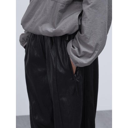 シワ加工フェイクレザー×裏毛カーブパンツ （ブラック）｜詳細画像