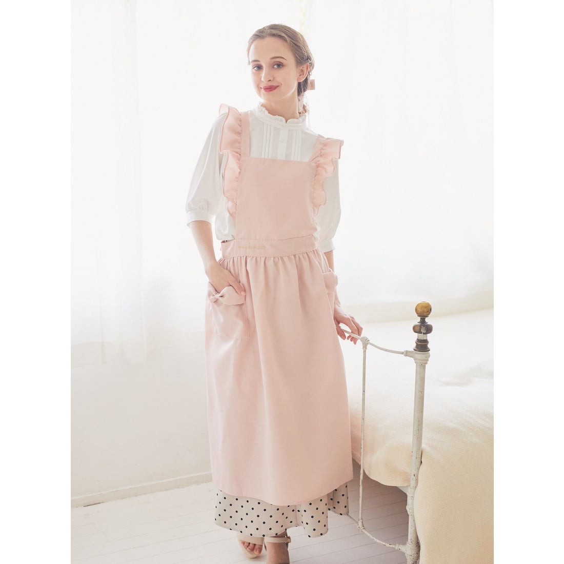メゾン ド フルール Maison de FLEUR フリルエプロン （アイボリー