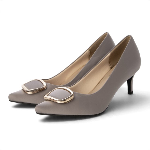Realta(レアルタ)6cmピンヒールバックルモチーフポインテッドトゥパンプス （グレージュ・ゴールド）