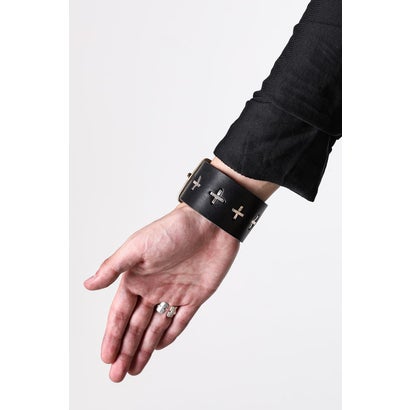 extra wide cross studded wrist band （Black）｜詳細画像
