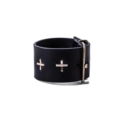 extra wide cross studded wrist band （Black）｜詳細画像
