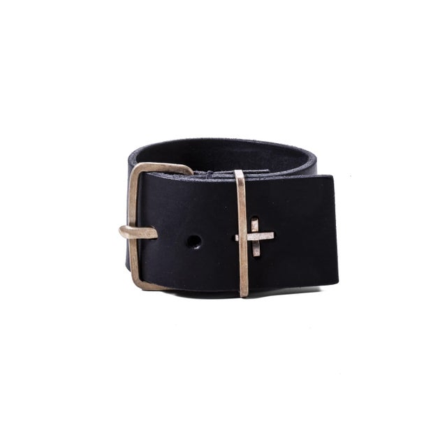 extra wide cross studded wrist band （Black）