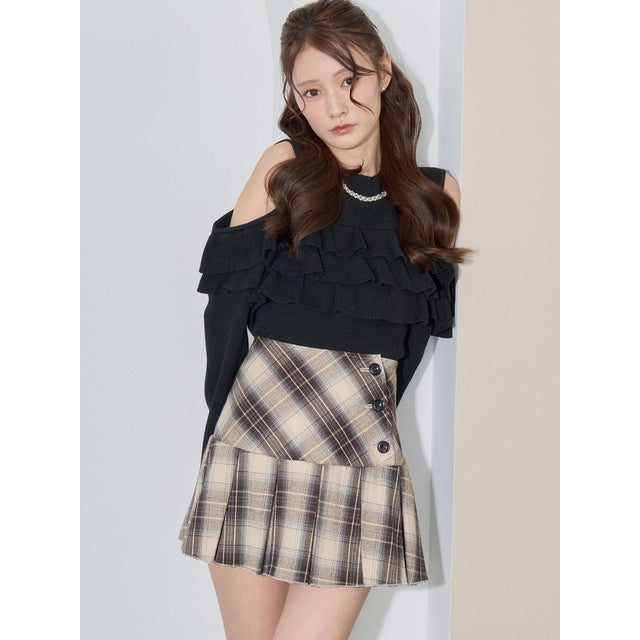 ビジューテープ肩あきフリルニット （ブラック）