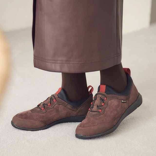 【GORE-TEX】「Recovery Shiatsu Insole」搭載で指圧効果により血行をよくする。スリッポンスニーカー （ダークブラウン）