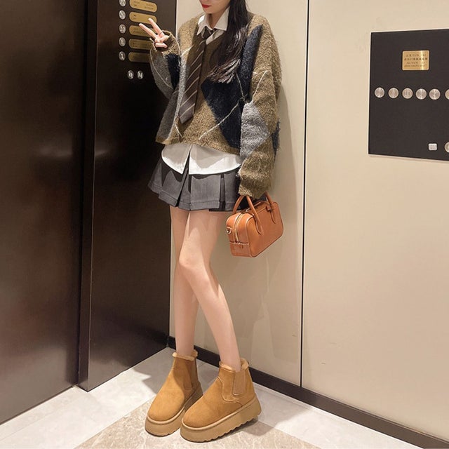 ふわふわボアで足元あたたか、厚底ムートン風ブーツ レディース ムートンブーツ ショートブーツ サイドゴア 厚底 4cm ボア ふわふわ 防寒 幅広 スリッポン 秋 冬 ブラック ホワイト グレー （キャメル）