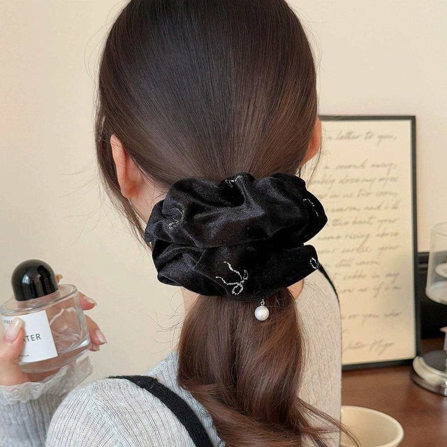 上品な光沢感が魅力の、リボン柄ベロアシュシュ レディース ヘアアクセサリー ヘアゴム ベルベット フリル パール パールチャーム ボリューム 大きめ ブラック 黒 きれいめ フェミニン 韓国 Y2K （パール付き）