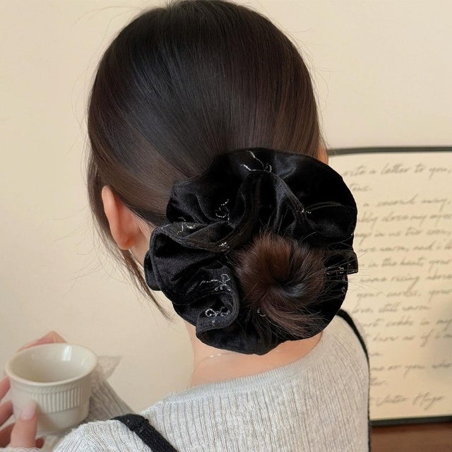 上品な光沢感が魅力の、リボン柄ベロアシュシュ レディース ヘアアクセサリー ヘアゴム ベルベット フリル パール パールチャーム ボリューム 大きめ ブラック 黒 きれいめ フェミニン 韓国 Y2K （フチどり）