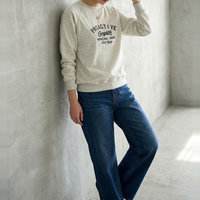 ゆるっと着るだけでこなれる、あったか裏起毛スウェット レディース トレーナー 長袖 裏起毛 ロゴ 刺繍 ロゴスウェット オーバーサイズ ビッグシルエット ゆったり ラグランスリーブ クルーネック （アイボリー）