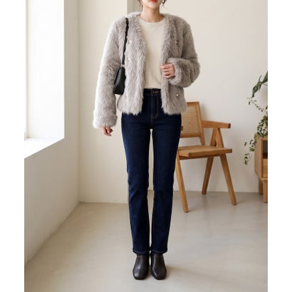 柔らかなファーで華やかに決まる、大人フェミニンなショートジャケット ファージャケット レディース フェイクファー ファーコート ノーカラー ショート丈 パールボタン パール調ボタン 長袖 ふわふわ （グレー）｜詳細画像