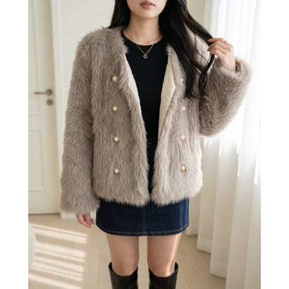 柔らかなファーで華やかに決まる、大人フェミニンなショートジャケット ファージャケット レディース フェイクファー ファーコート ノーカラー ショート丈 パールボタン パール調ボタン 長袖 ふわふわ （グレー）｜詳細画像