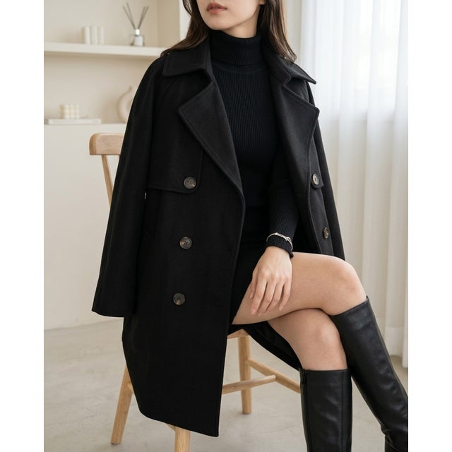 クラシカルな佇まいと美しいシルエットが魅力のミドル丈ダブルブレストコート ハーフコート レディース ベルト付き ウエストマーク Aライン 大きめ襟 きれいめ 上品 秋 冬 （ブラック）