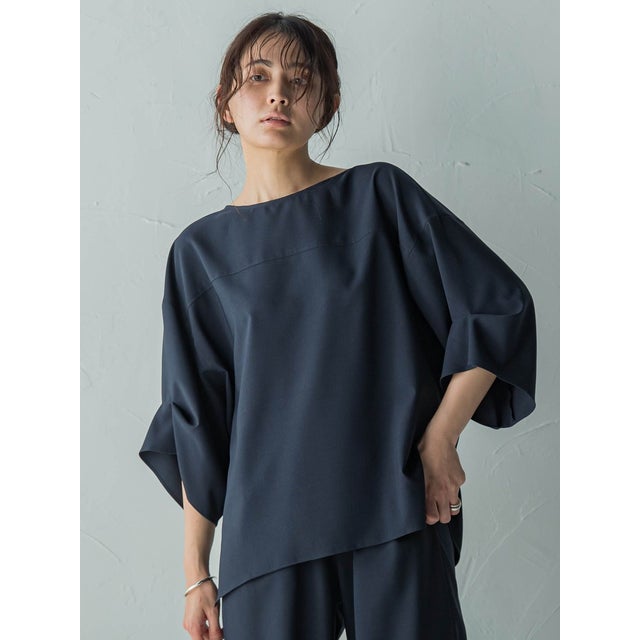 メイソングレイ MAYSON GREY☆【洗濯機OK】Vネックタックブラウス 2サイズ☆M-S 3422 タックワイドスリーブボートネックブラウス≪洗濯機で洗える≫ （ブルー） （ネイビー） GREY タックワイドスリーブボートネック 新色追加サーモサキソニーバックタックスキッパーブラウス≪洗濯機で洗える≫