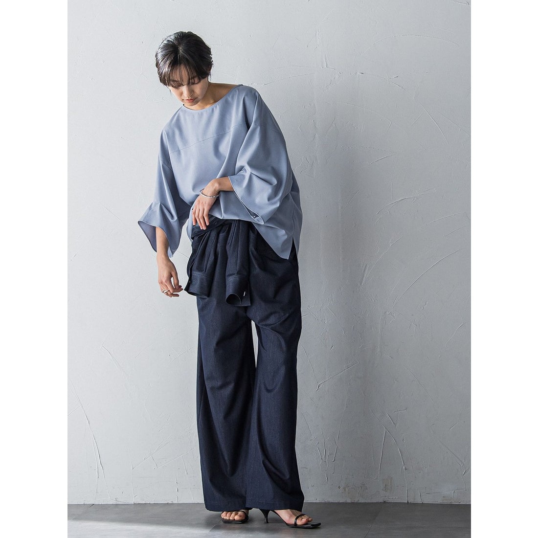 メイソングレイ MAYSON GREY☆【洗濯機OK】Vネックタックブラウス 2サイズ☆M-S 3422 タックワイドスリーブボートネックブラウス≪洗濯機で洗える≫ （ブルー） （ネイビー） GREY タックワイドスリーブボートネック 新色追加サーモサキソニーバックタックスキッパーブラウス≪洗濯機で洗える≫