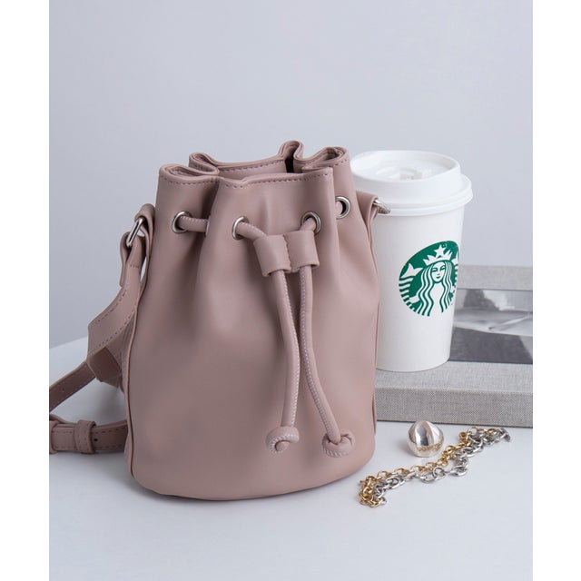 【MAGASIN DE MODE Chou Chou】エコレザーミニドローストリングバッグ ショルダーバッグ  巾着バッグ SNB （グレイッシュベージュ）