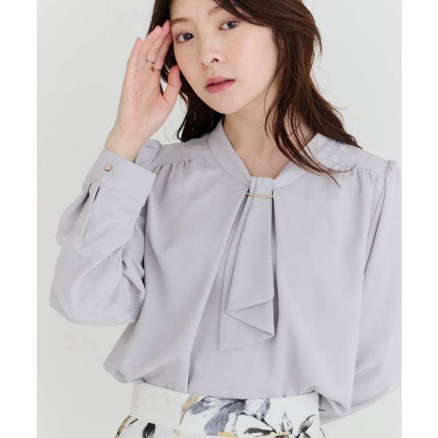 2026秋冬新作 バー付きラッフルタイブラウス MM648102 （GREY）