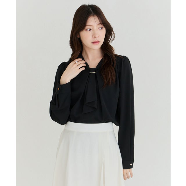 2026秋冬新作 バー付きラッフルタイブラウス MM648102 （BLACK）