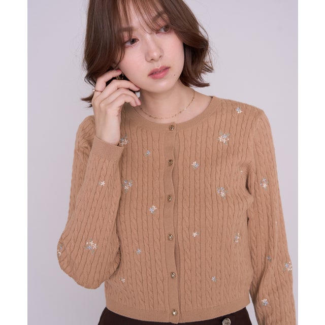 2026秋冬新作 フラワー刺繍ケーブルカーディガン MM648403 （CAMEL）