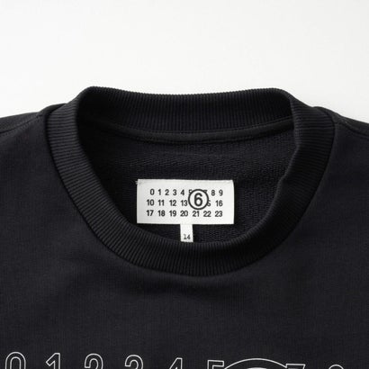 エムエムシックス メゾン マルジェラ MM6 Maison Margiela スウェット キッズ CREWNECK SWEATSHIRT WITH LOGO M61116 MM02X （ブラック(M6900)）｜詳細画像
