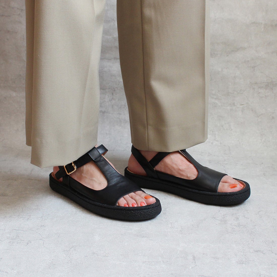 モヒ MOHI Tストラップサンダル （ブラック） -靴＆ファッション通販 
