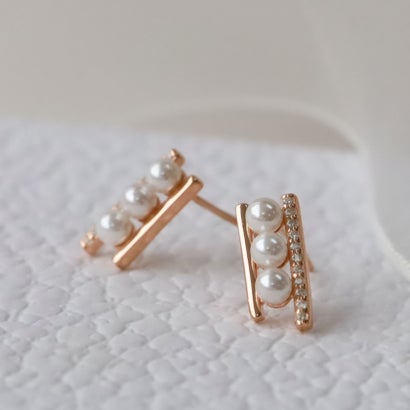 小粒パールが連なる 気品あふれるミニピアス 金属アレルギー対応 シルバー999製 （ピンクゴールド）｜詳細画像