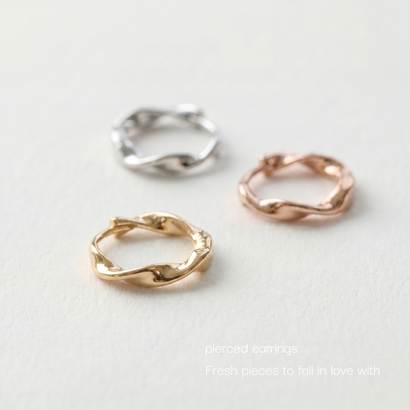 ウェーブツイストフープピアス【Silver925製 / 金属アレルギー対応】 （マットシャンパン／艶なし）｜詳細画像