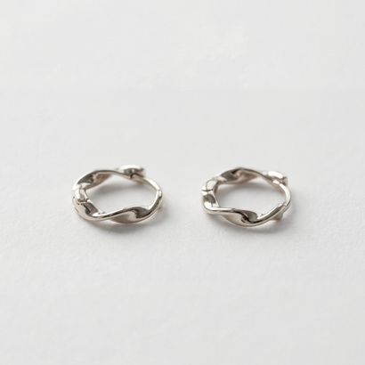 ウェーブツイストフープピアス【Silver925製 / 金属アレルギー対応】 （マットシルバー／艶なし）｜詳細画像
