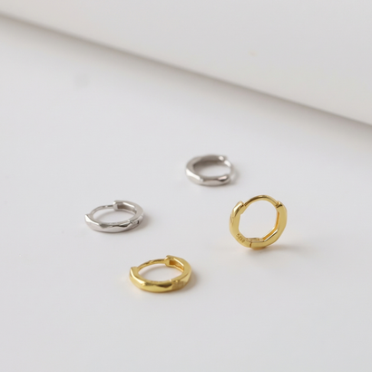 カットラインミニフープピアス【Silver925製 / 金属アレルギー対応】 （ゴールド）｜詳細画像