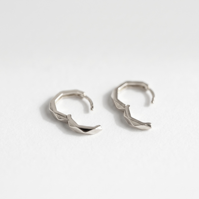 カットラインミニフープピアス【Silver925製 / 金属アレルギー対応】 （ゴールド）｜詳細画像