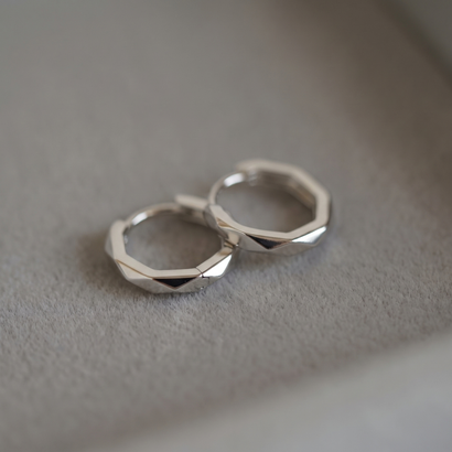 カットラインミニフープピアス【Silver925製 / 金属アレルギー対応】 （ゴールド）｜詳細画像