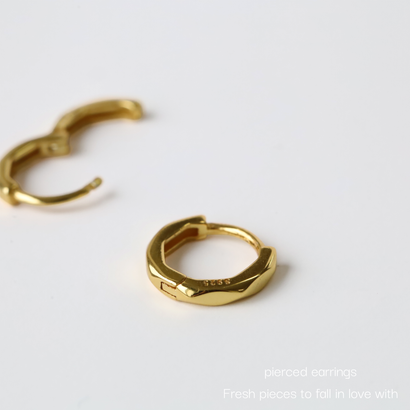 カットラインミニフープピアス【Silver925製 / 金属アレルギー対応】 （ゴールド）｜詳細画像