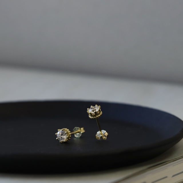 ピアス 金属アレルギー対応 ダイヤ つけっぱなし 18k シンプル 仕事 人気 上品 クラウン シルバー ゴールド 誕生日 プレゼント （ゴールド）