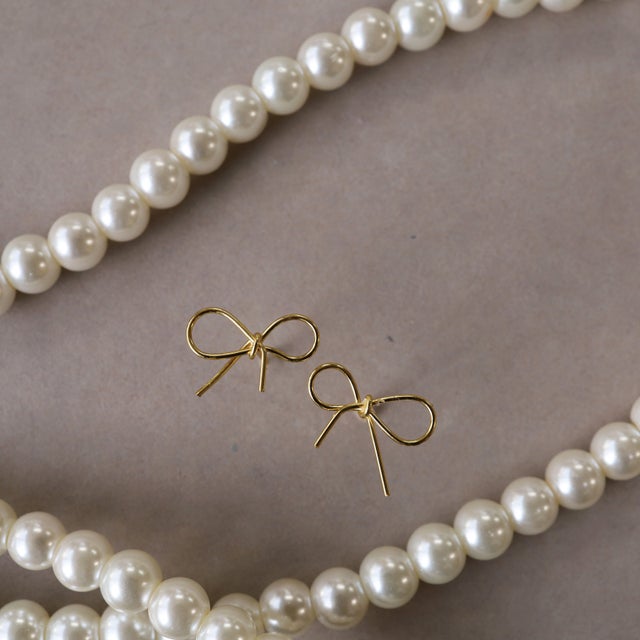 ピアス 金属アレルギー対応 つけっぱなし リボン 18k シンプル 小さめ 人気 結婚式 シルバー ゴールド 誕生日 プレゼント （ゴールド）