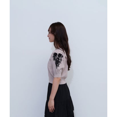 ナチュラルビューティーベーシック NATURAL BEAUTY BASIC フラワー刺繍パフスリーブニット （チャコール1）｜詳細画像