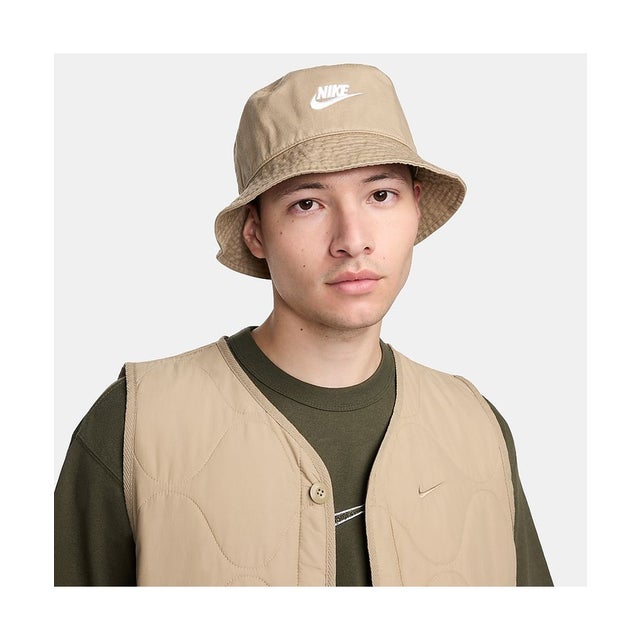 /U NK APEX BUCKET SQ FUT WSH L （KHAKI/WHITE）