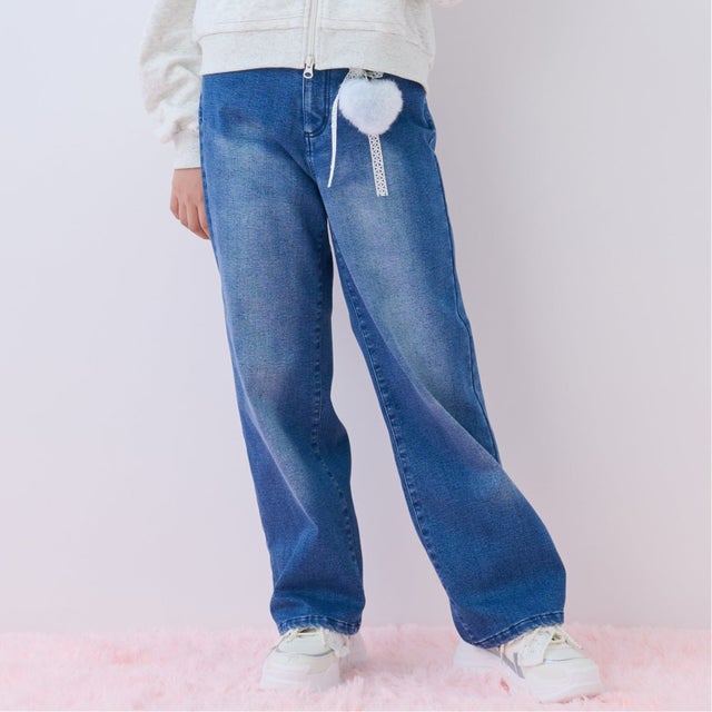 裏起毛美脚ストレートデニムパンツふわふわチャーム付き （ブルー）