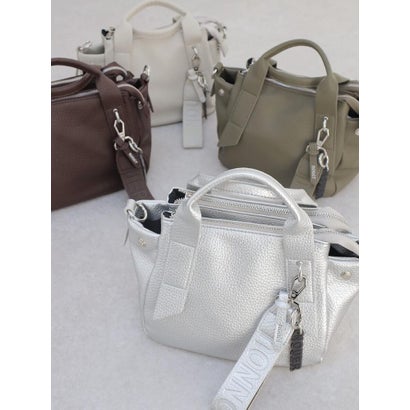 ヌエール nouer チャーム付きフェイクレザー2wayバッグ（silver,light gray,dark brown,khaki) （カーキ）｜詳細画像