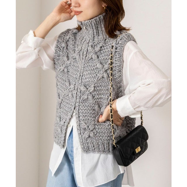 ＜TORRAZZO DONNA＞Chunky Cable Knit Vest （チャコールグレー）