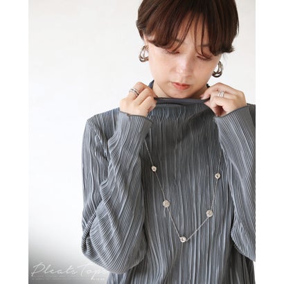 顔周りを華やかに彩る。贅沢ニュアンスカットソー （グレー）｜詳細画像