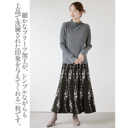 顔周りを華やかに彩る。贅沢ニュアンスカットソー （グレー）｜詳細画像
