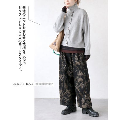花柄をクールに纏う。甘さを抑えた大人のモードデニムワイドパンツ （ブラック）｜詳細画像