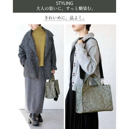 大人の装いに、柄をひとさじ。バンダナ柄 2WAYバッグ  （カーキ）｜詳細画像