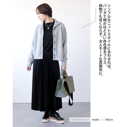 大人の装いに、柄をひとさじ。バンダナ柄 2WAYバッグ  （カーキ）｜詳細画像