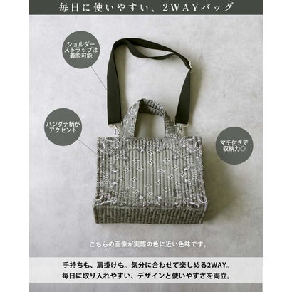 大人の装いに、柄をひとさじ。バンダナ柄 2WAYバッグ  （カーキ）｜詳細画像