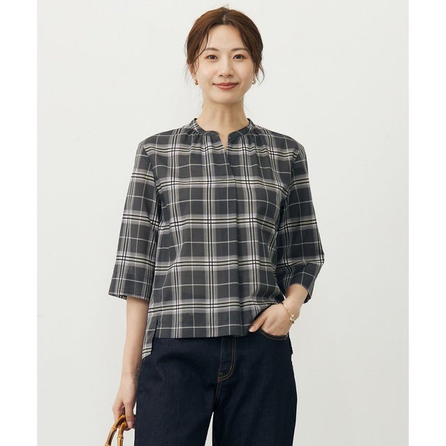 【WEB限定カラーあり・洗える】SOFT SHEER チェック キーネック ブラウス （スレートチェック系）