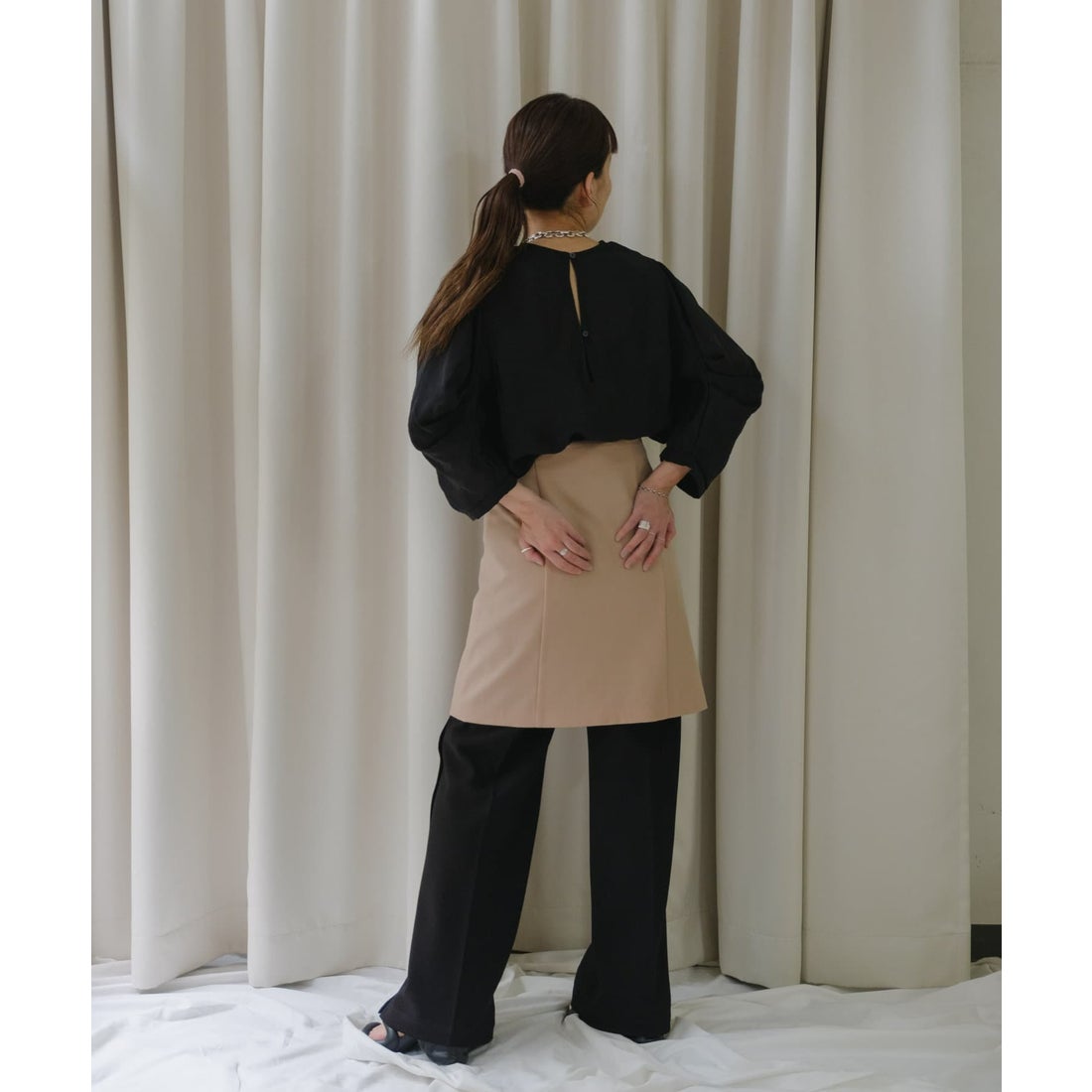 パセリ Pasterip Satin back slit Tee （BLK） -アウトレット